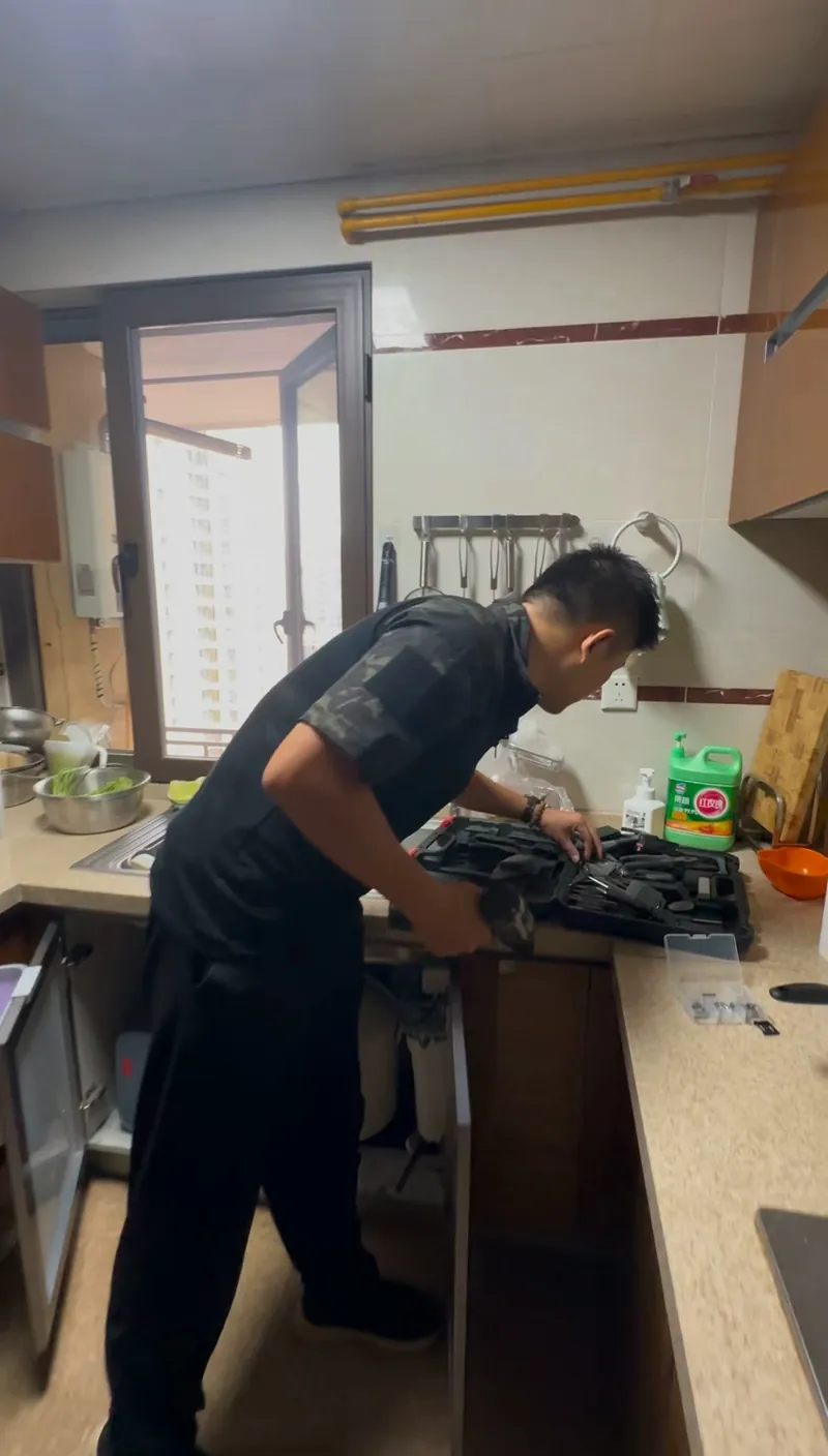 鳞居工程师上门检修厨房设备