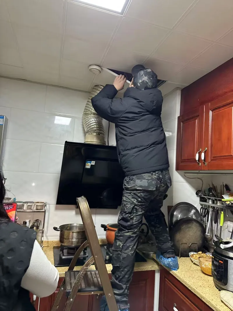 鳞居工程师维修更换排烟设备