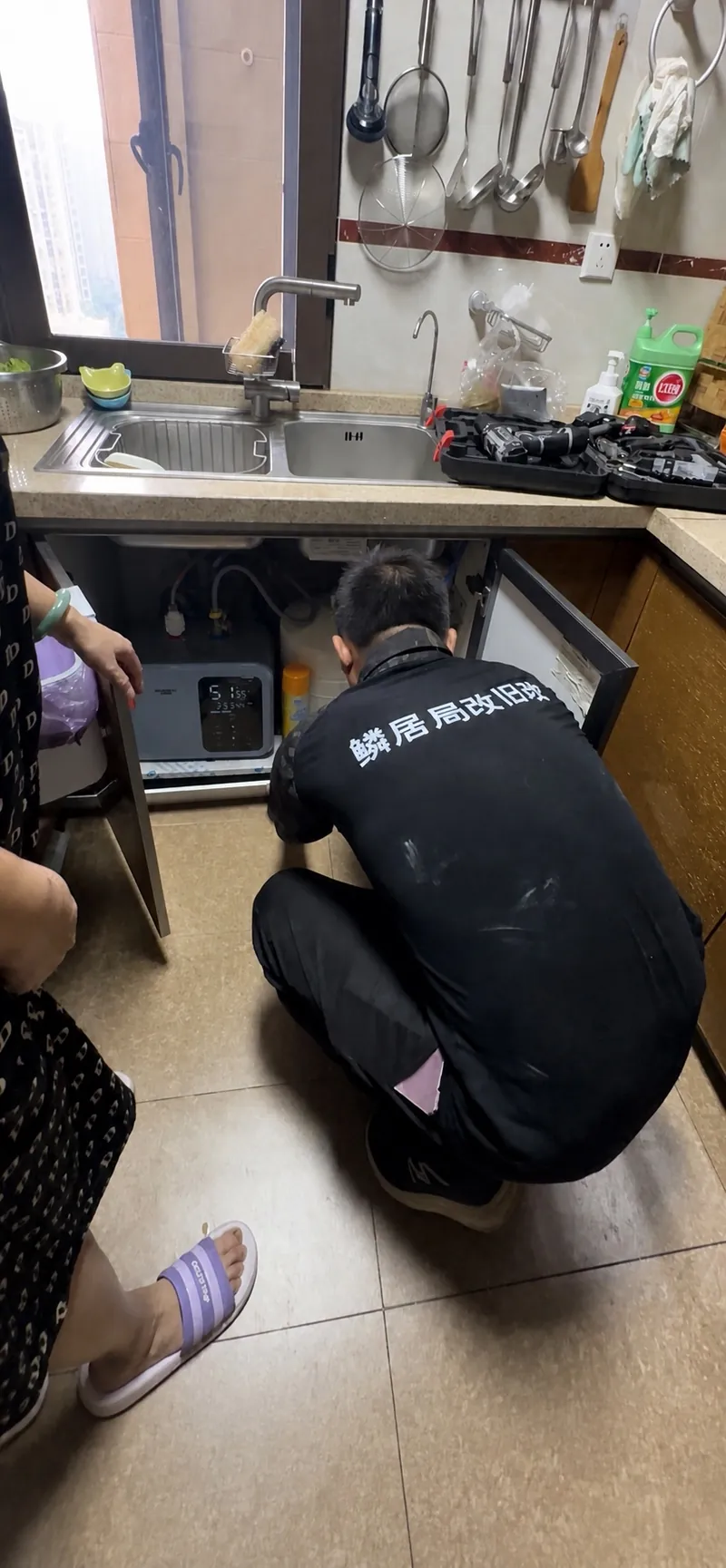 鳞居工程师维修更换厨房部件