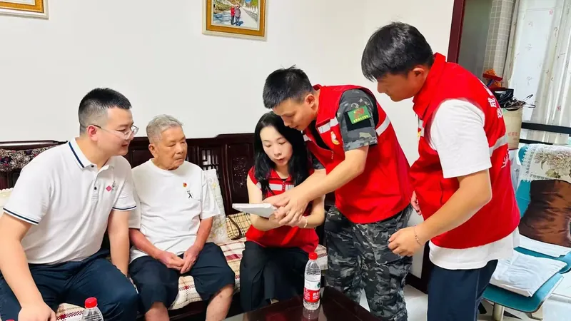 八一慰问抗战老兵活动